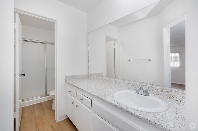 2BD, 2BA - 1,200SF - Primary Bathroom