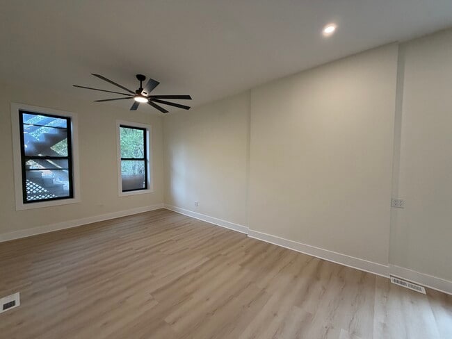 Building Photo - 1324 W Ohio St Unit 2R