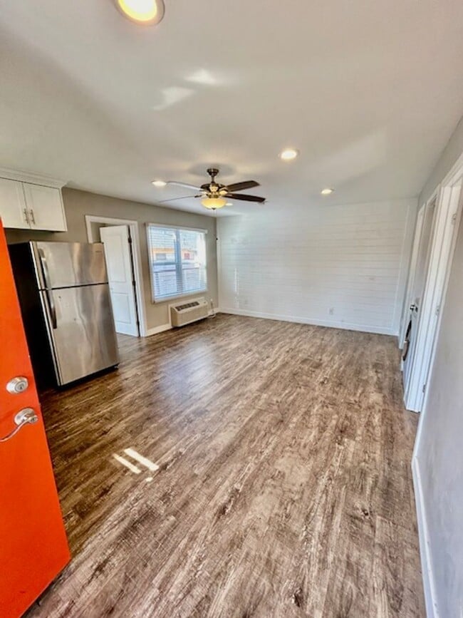 Photo - Beautiful Renovated 2bd with Yard Unit 4046