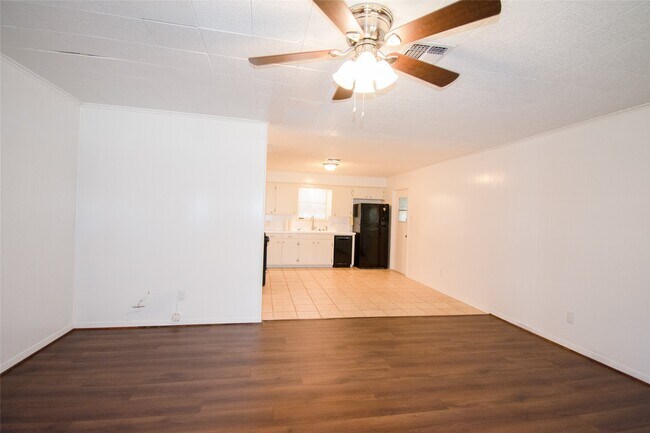 Photo - 203 Schuerenberg St