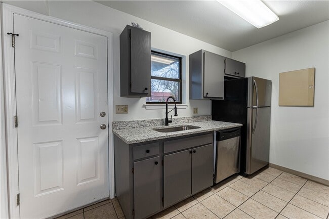 Photo - 250 N Madison St Unidad c