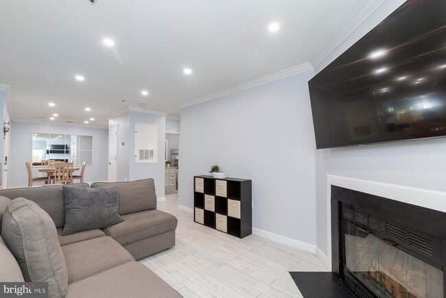 Photo - 255 S Pickett St Unidad 102