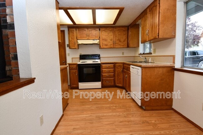 Photo - 805 NE Ash Ct