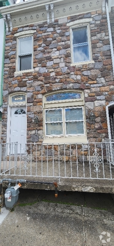 Building Photo - 1030A Elm St Rental