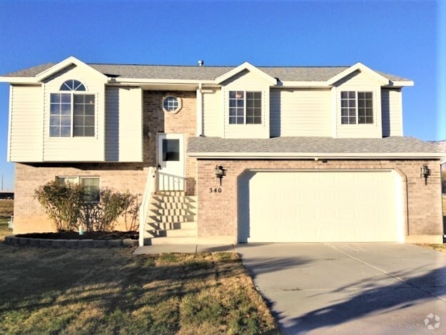 Building Photo - 340 W Oaks Dr Rental