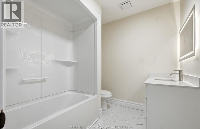 Photo - 435 Caron Ave
