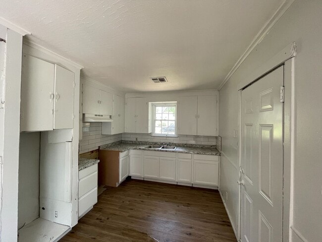 Photo - 2741 Essex St