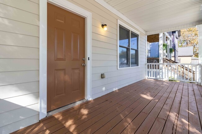 Photo - 639 Ira St SW