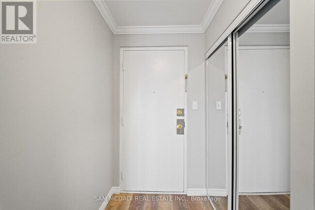 Photo - 130 King St E