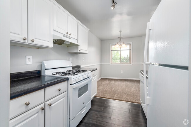 2BR, 1BA – 760SF - Kitchen - Parke Cheverly