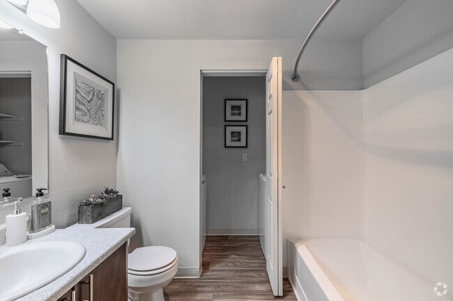 2BR, 1BA - 875SF - Bathroom - Encore Apartment Homes