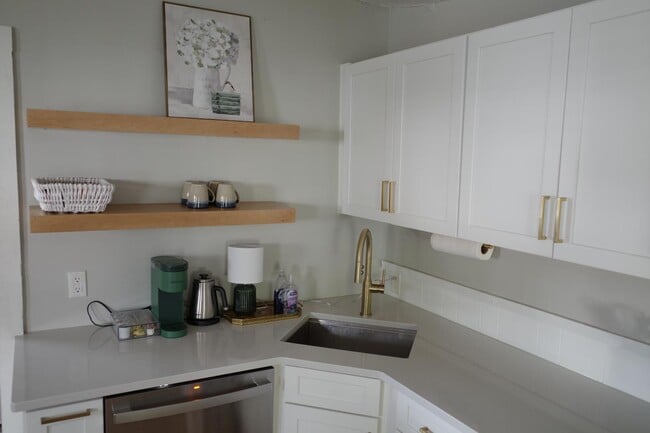 Building Photo - 36 Wentworth St Rental