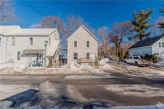 Building Photo - 207 E Lynde St Rental