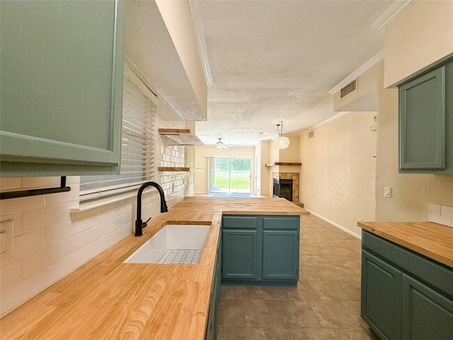 Building Photo - 2450 Wickersham Ln Unit 103 Rental