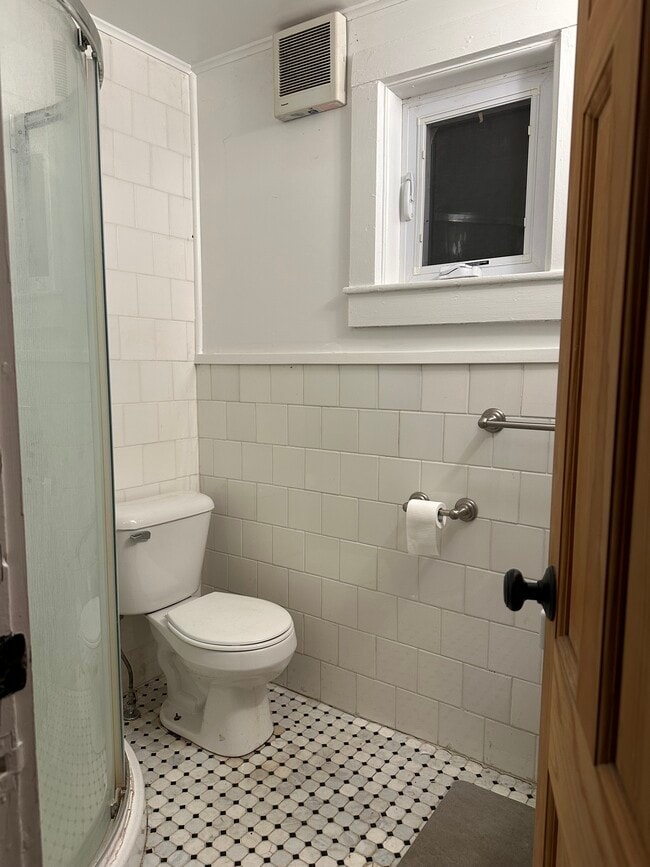 Building Photo - 139 Railroad St Unit 1