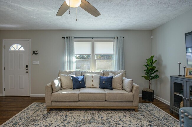 Photo - 941 Pine Manor