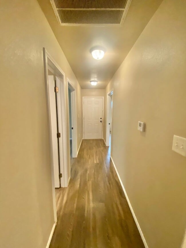 Photo - 3 bedroom 2 bath 1 car garage near MLK.