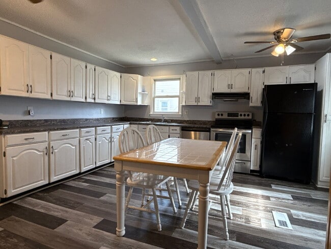 Photo - "Cozy 3-Bed, 2-Bath Gem on Cypress Avenue with 1375 Sq Ft of Space in Huntsville!"