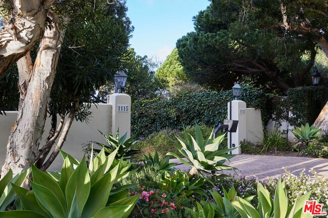 1115 Palos Verdes Dr W