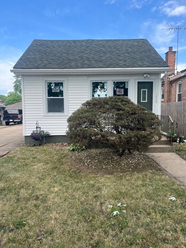 Building Photo - 13709 S School St