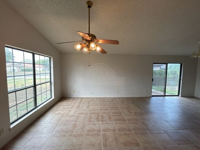 Photo - 2503 Hemlock Dr
