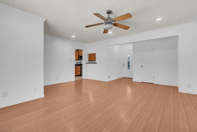 Photo - 1833 Lees Ave