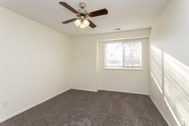 2BR, 1BA - 920SF