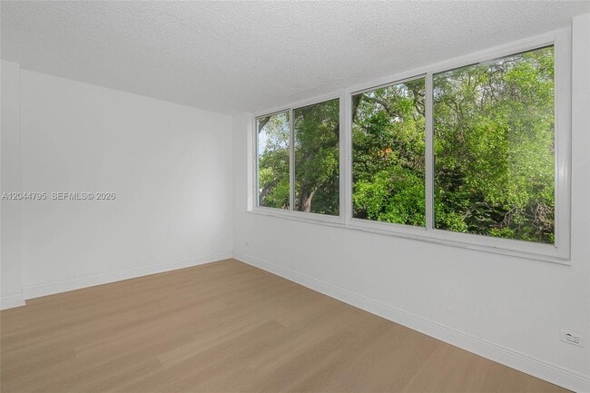 Photo - 445 NE 195th St Unidad 326