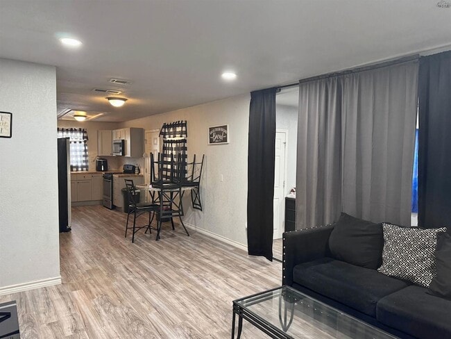 2733 Roanoke Dr
