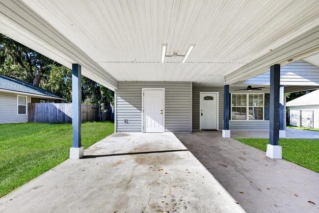 Photo - 2126 Center Way