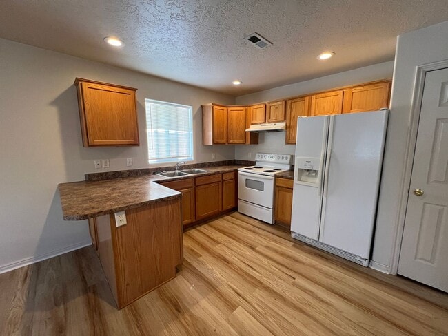 Photo - 3 bedroom, 2 bath in Cedar Willows