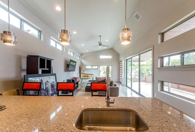 Photo - 2501 E 9th St