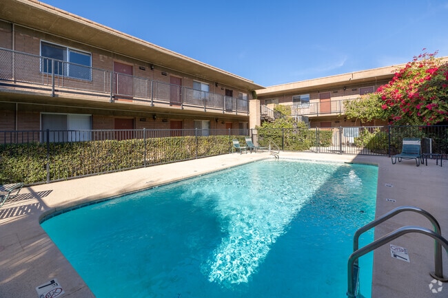 Piscina - University Arms Apartments