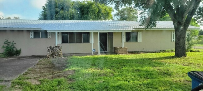 Photo - 404 SW 10th St