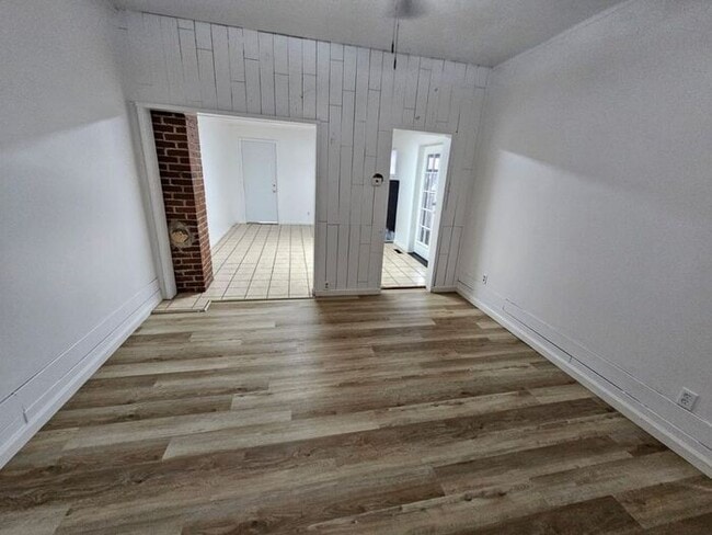 Building Photo - For Rent 2 Bed 1 bath, Plus basement, Duplex Home for rent