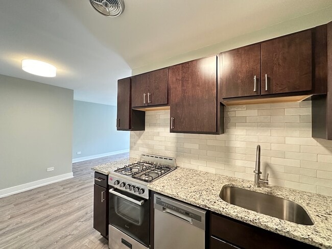 448 W Barry Unit 804