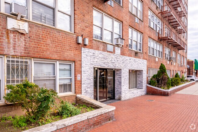 Photo - 2555 E 12th St