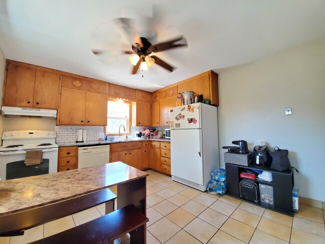 Photo - 1220-4 1/2 4 1/2 St NW