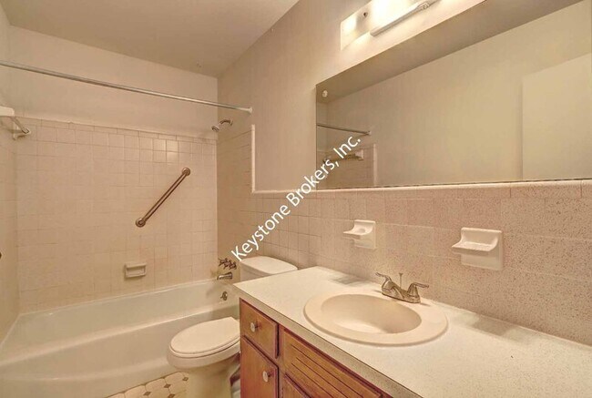 Photo - 305 Moreland Way