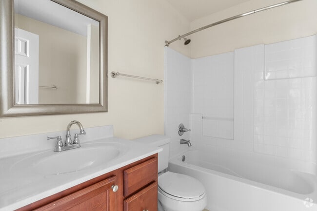 1BR, 1BA - 650SF - Bathroom - Westgate Apartments