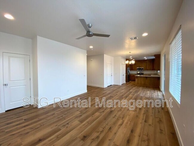 Photo - 438 N Stone Mountain Dr Unidad A