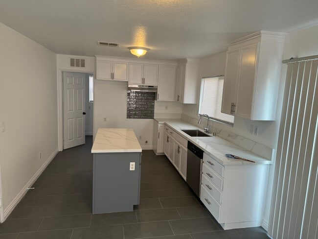 Photo - 1711 E 68th St