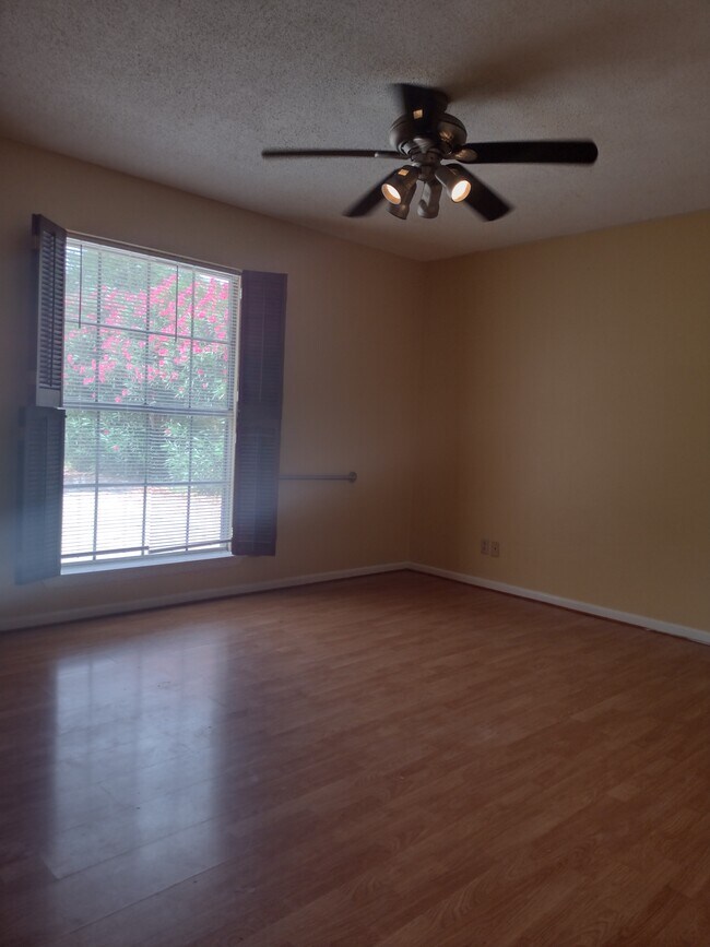 Dormitorio principal grande - 2220 S Whitehouse Cir