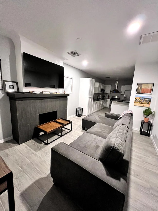 Building Photo - 3025 E Missouri Ave Unit 1