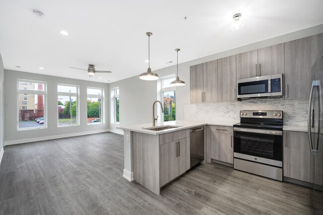 Photo - 825 E 61st St