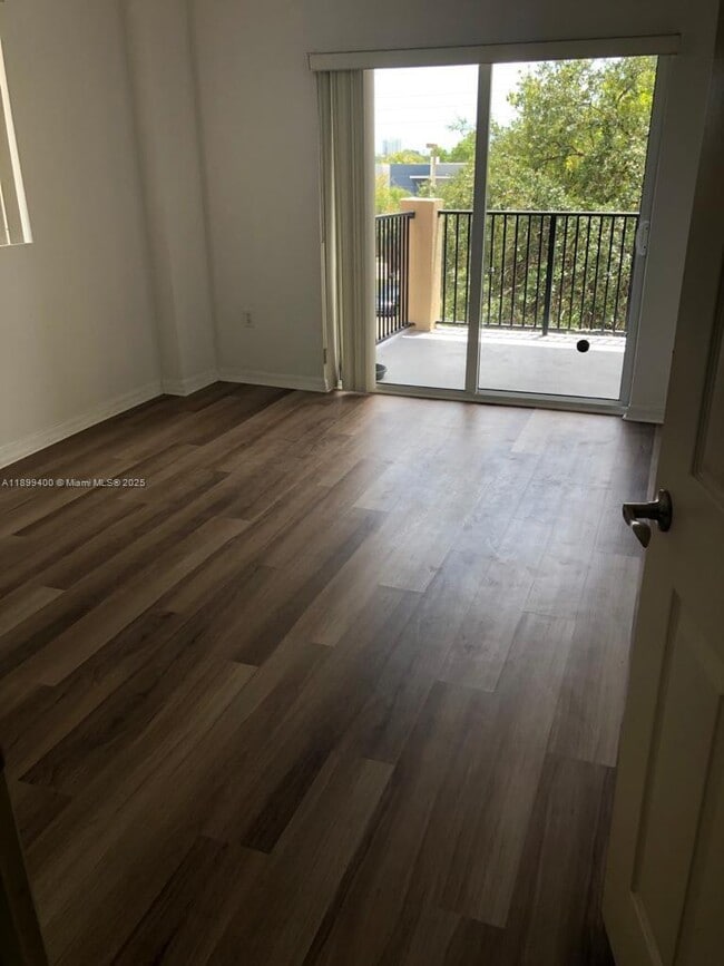 Photo - 3410 Coral Wy Unidad 307