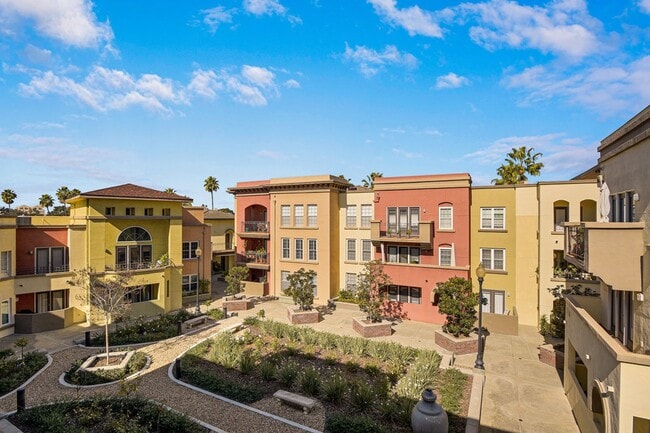 Building Photo - 2 bedroom 2 bathroom condo in Uptown District!