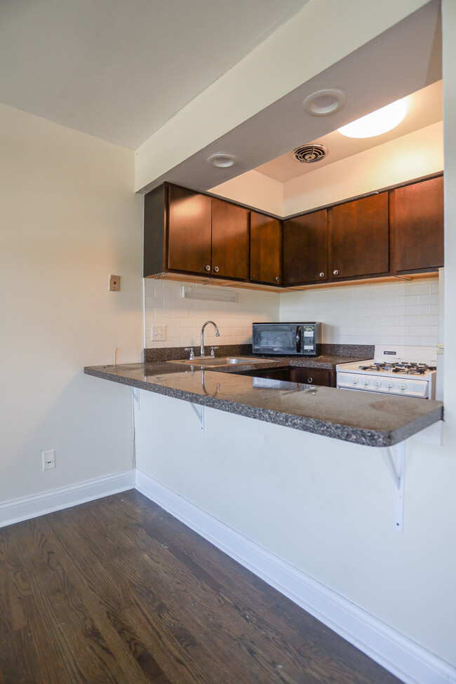 Photo - 625 W Cornelia Ave Apartment Unit #285