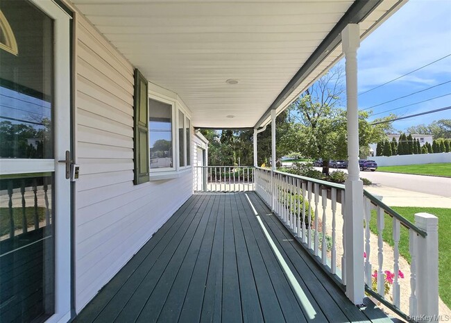 Photo - 73 Peconic St