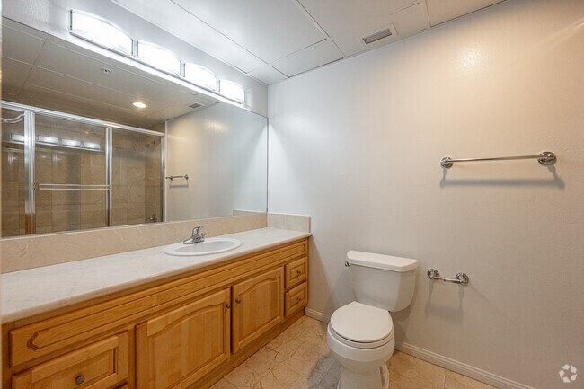 1BR, 1BA - 978SF - BATHROOM